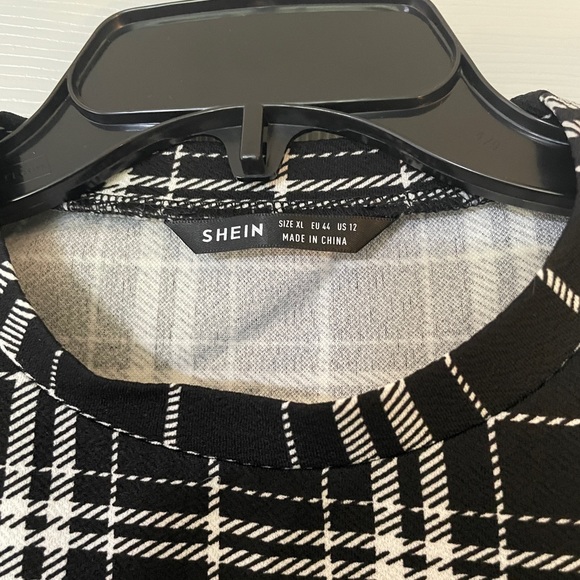 SHEIN plaid fitted crop tee - Picture 3 of 3